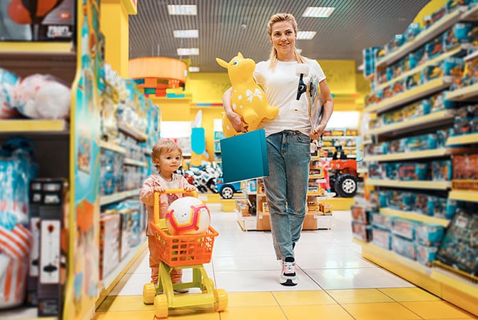 Mercado Pago: mãe e filha em uma loja de brinquedos no Dia das Crianças