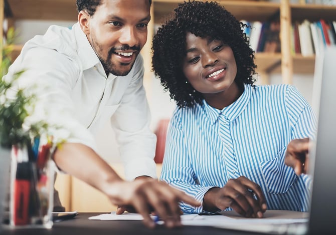 Dois jovens trabalhando e analisando o computador