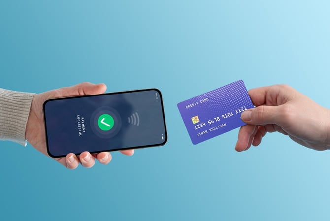 Mercado Pago: mãe de vendedor com celular servindo como maquininha recebendo a mão do cliente, que está aproximando seu cartão físico ou cartão digital para realizar o pagamento