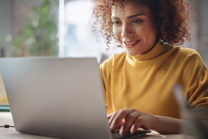 Mercado Pago: mulher mexendo em notebook para aprender como vender sem estoque