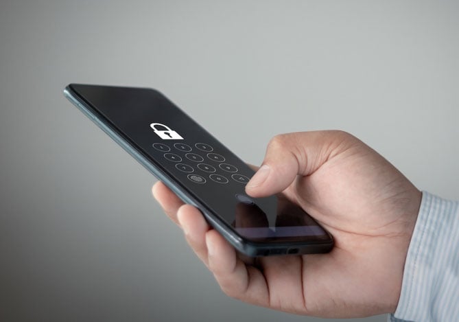 Mercado Pago: pessoa segurando um smartphone com tela de bloqueio ativada, destacando segurança digital e proteção de dados em uma Conta PJ.