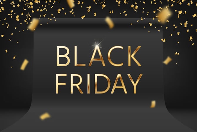 Mercado Pago: fundo preto com letreiro escrito “Black Friday” em dourado, mais alguns papéis picados dourados na imagem, representando a semana de esquenta Black Friday.