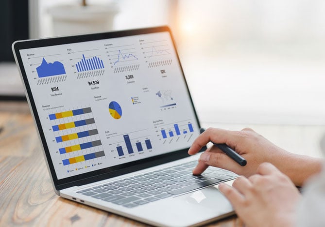 Mercado Pago: Pessoa analisando indicadores de vendas em um laptop com gráficos e métricas de desempenho empresarial.