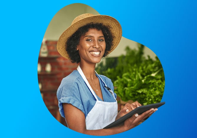 Mercado Pago: Empreendedora rural sorridente utilizando um tablet para gerenciar seu negócio, representando um modelo de trabalho autônomo e digitalizado.
