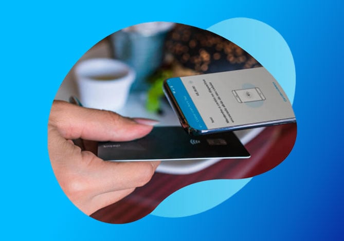 Imagem de uma pessoa usando o Cartão Mercado Pago para efetuar um pagamento por aproximação em uma Point Tap, que utiliza a tecnologia Tap to Phone, que transforma o celular em uma maquininha de cartão para realizar cobranças com sinal NFC. 