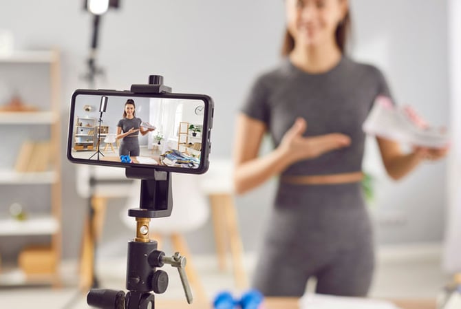 Mercado Pago: mulher gravando conteúdo no celular para o perfil profissional do Instagram da sua loja
