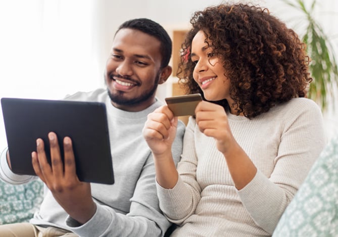 Mercado Pago: Casal acessando checkout de loja online para finalizar compra.