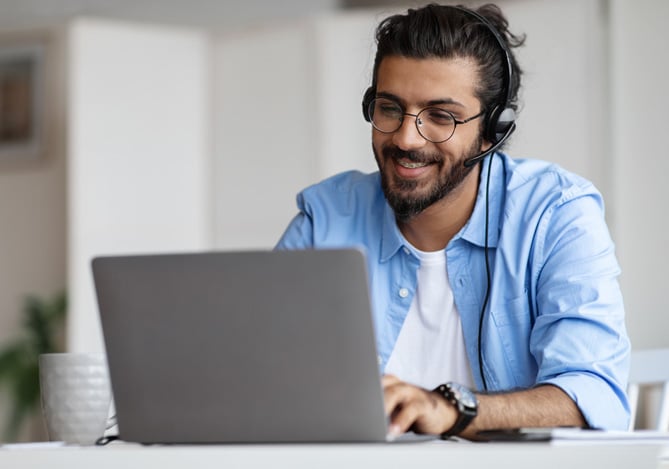 Mercado Pago: empreendedor com notebook buscando mais informações sobre gestão de clientes.