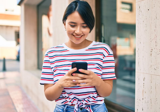 Empreendedora utilizando seu smartphone para otimizar o link na bio de sua loja com o Bio livre Mercado Pago