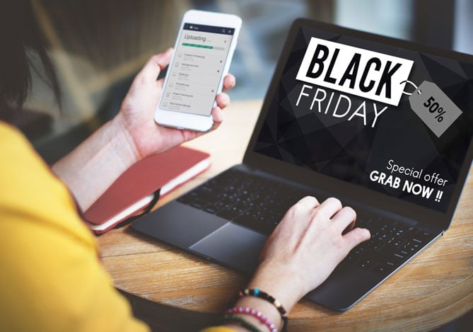 Mercado Pago: Empreendedora em seu celular e notebook aproveitando para vender nas redes sociais na Black Friday