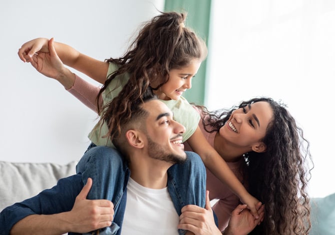 Família sorrindo com seguro de vida do Mercado Pago