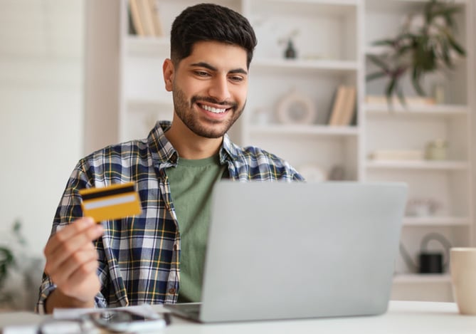 Empreendedor melhorando suas vendas online com o Assinaturas Mercado Pago através do notebook