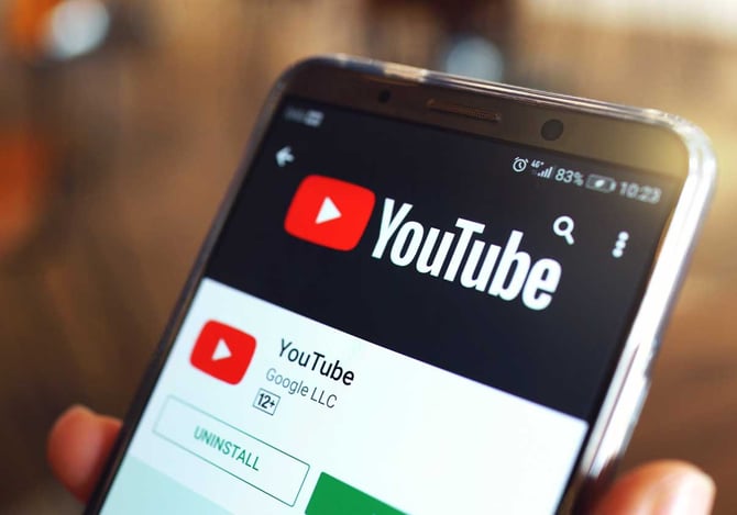 Tela de celular com app do youtube aberta