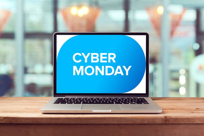 Notebook aberto para vendas no e-commerce na Cyber Monday