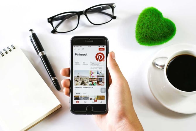 Vendedor online pronto para aplicar os passos de como vender no Pinterest