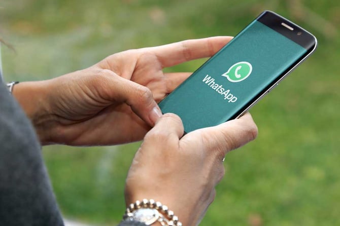 Pessoa física usando o celular para aproveitar todas as vantagens do pagamento no WhatsApp  