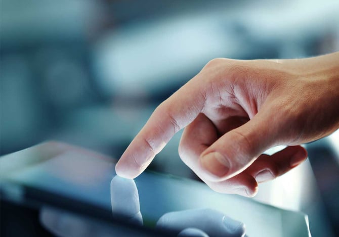 Mercado Pago: Mão tocando com o dedo indicador no tablet acessando link de pagamento nas redes sociais