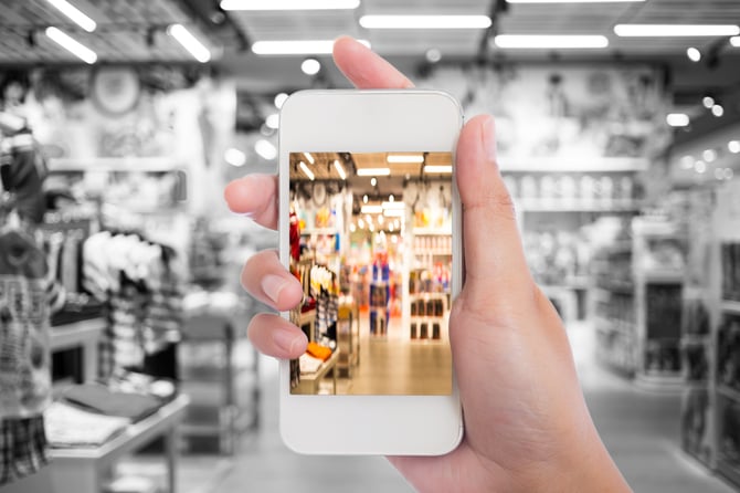 Mercado Pago: imagem ilustrativa de celular sendo segurado e mostrando experiência de compra mobile