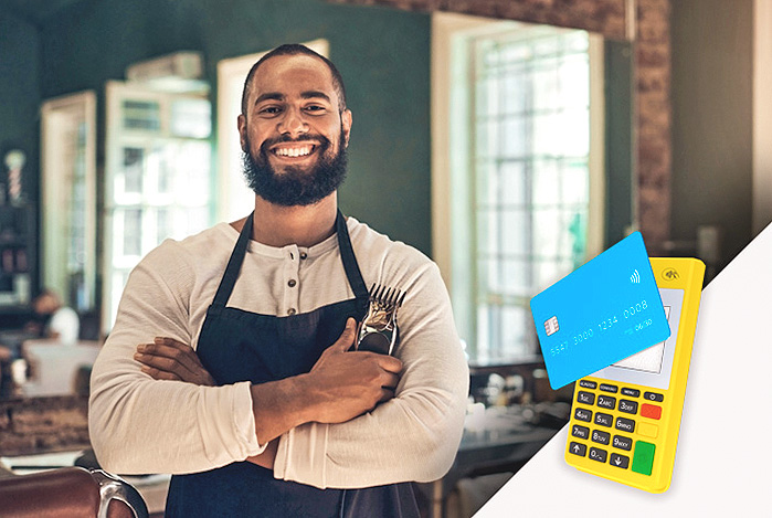 Mercado Pago: barbeiro uniformizado, sorrindo, de braços cruzados segurando uma máquina de cortar cabelo e, ao lado dele, a Maquininha Point Air do Mercado Pago junto a um cartão azul.