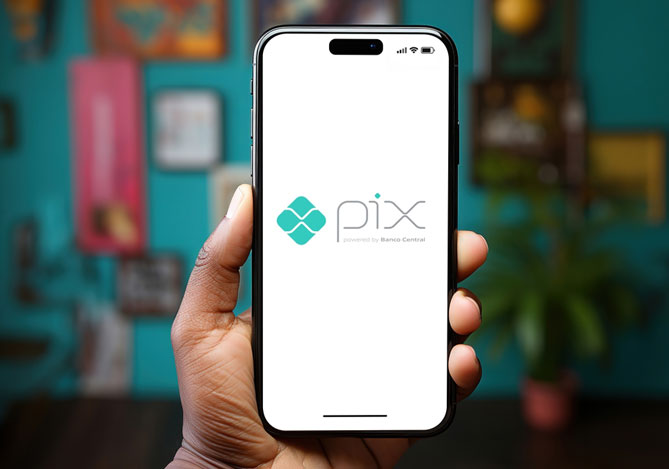 Mercado Pago: mão segurando um celular com o logo do pagamento via Pix aberto.