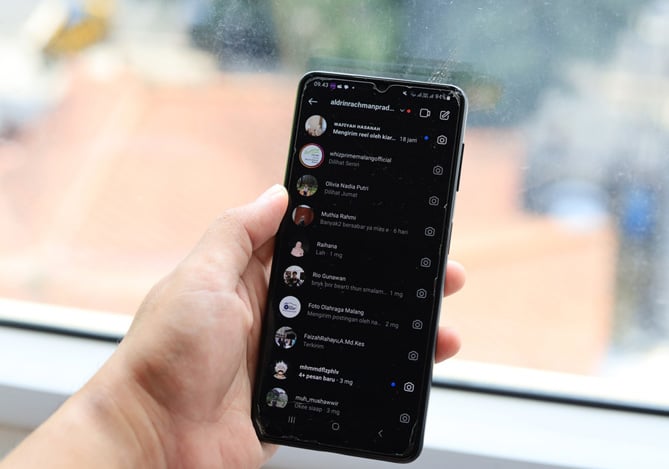 Mercado Pago: mão segurando um celular com a tela aberta no Instagram para aplicar estratégias de vendas online
