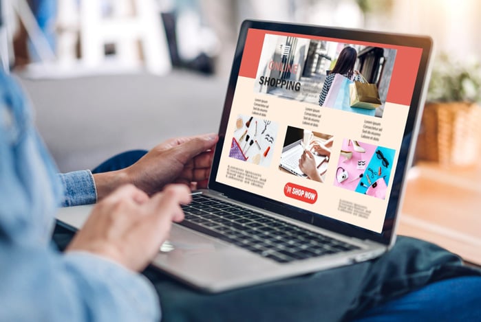 Mercado Pago: notebook no colo de uma pessoa que está montando o layout da sua loja virtual sem estoque. 
