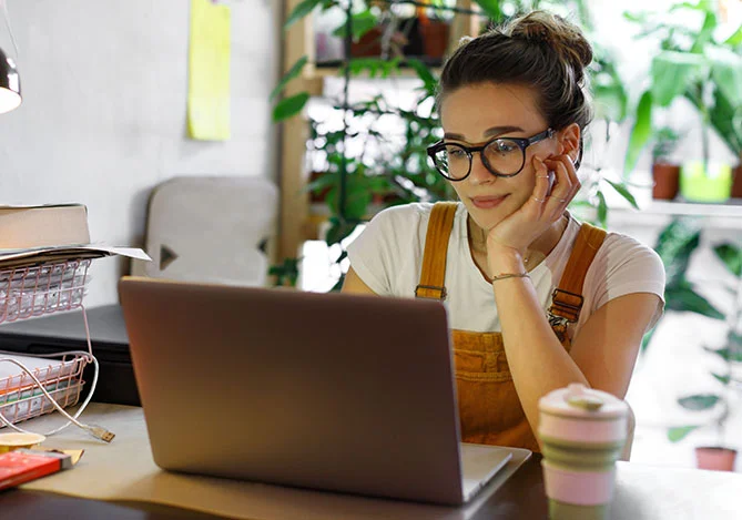 Mercado Pago}: mulher trabalhando no laptop para conferir se cometeu algum erro grave em seus negócios online que usam o modelo Dropshipping