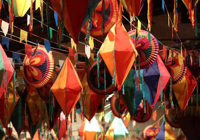 Mercado Pago: imagem de diversos balões, lanternas e fitas de papel decorativos e coloridos, representando o que vender em uma loja de itens para festa junina.