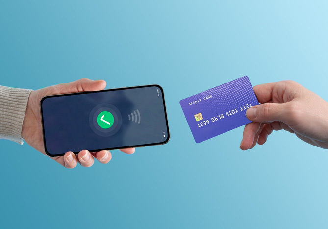 Mercado Pago: cliente fazendo pagamento por aproximação no celular no smartphone que está na mão do empreendedor.