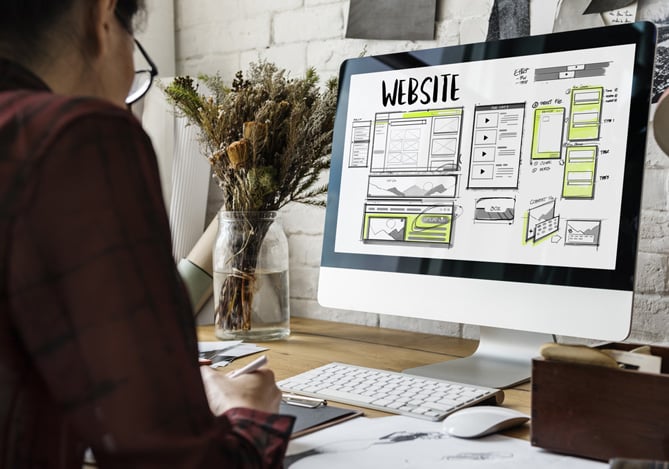 Mercado Pago: uma pessoa na frente de um computador onde tem um mapa de site para estruturar a página de vendas do seu e-commerce