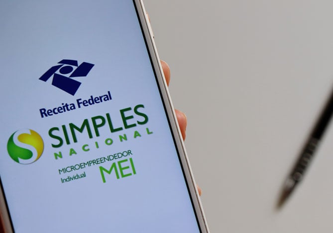 Mercado Pago: imagem da tela de um celular, na qual é possível ver o logo do aplicativo do Simples Nacional, da Receita Federal, direcionado ao Microempreendedor Individual - MEI.