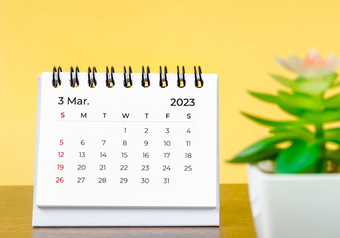 Mercado Pago: Calendário de março de 2023 em uma mesa de escritório, mostrando o mês de março destacado.