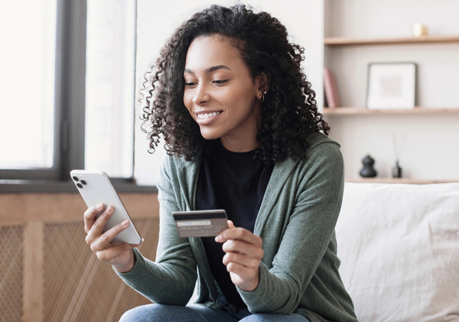 Empreendedora otimizando o checkout de seu e-commerce através do celular