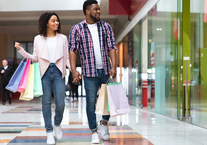 Mercado Pago: casal de consumidores em shopping aproveitando o Dia do Cliente para realizar compras