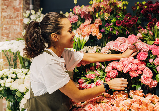 mulher trabalhando como florista para ganhar renda extra