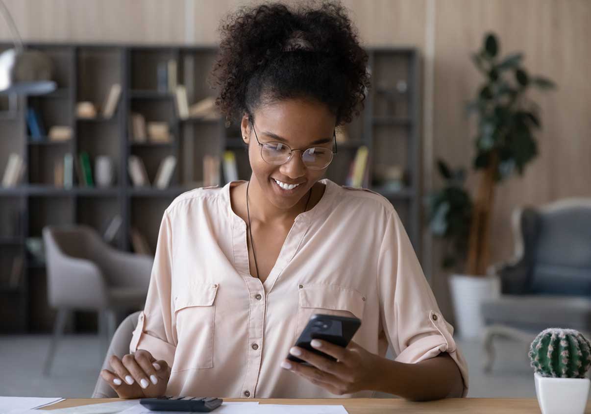 Mulher sorridente vendo o celular