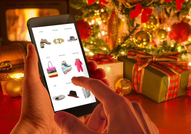 Mercado Pago: Homem procurando produtos para comprar no celular na época do Natal.