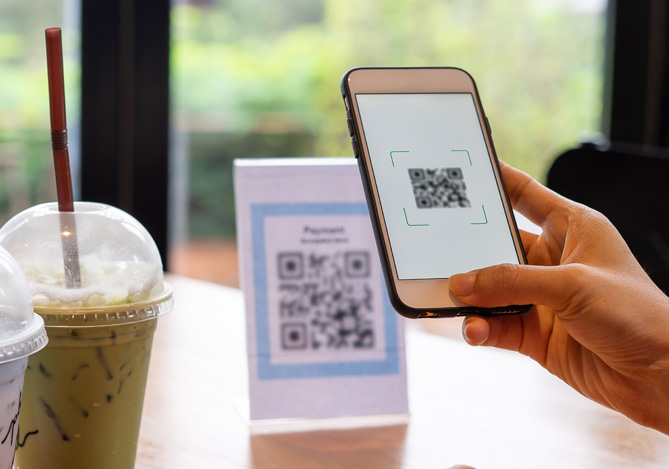 Gerar código QR Mercado Pago: consumidor escaneando código QR para realizar suas compras
