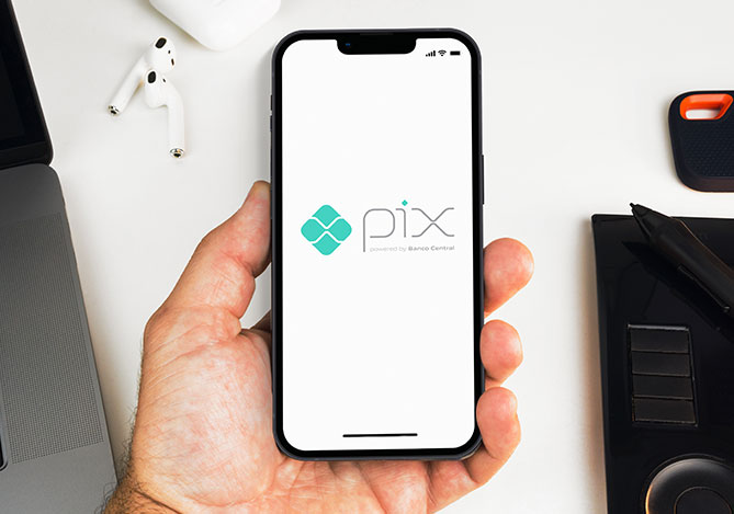 Empreendedor segurando celular com imagem do Pix Mercado Pago