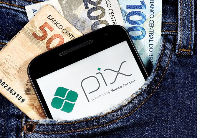 Mercado Pago: empreendedor com celular no bolso oferecendo Pix saque e Pix troco. 