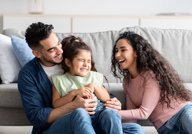 Família feliz e segura com o Seguro Mercado Pago 