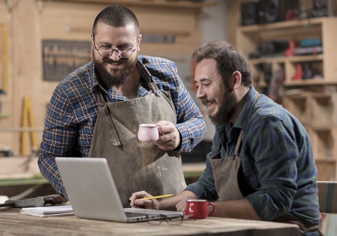 Empreendedor solicitando empréstimo para empreendedores com o Mercado Pago