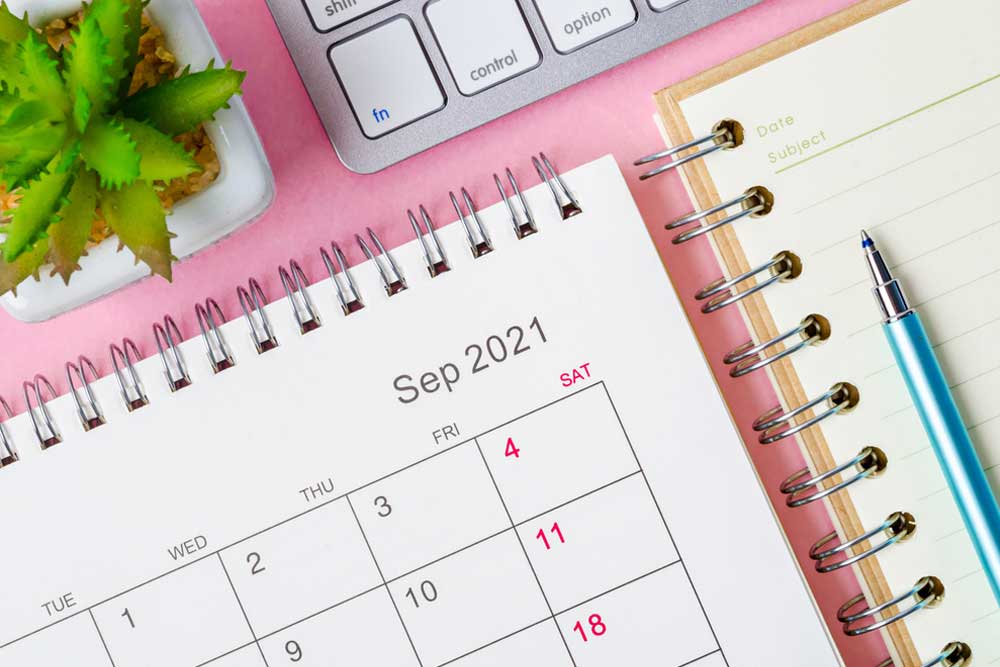 Calendário em cima de uma mesa pronto para ser usado em um planejamento de vendas das datas comemorativas de setembro. 