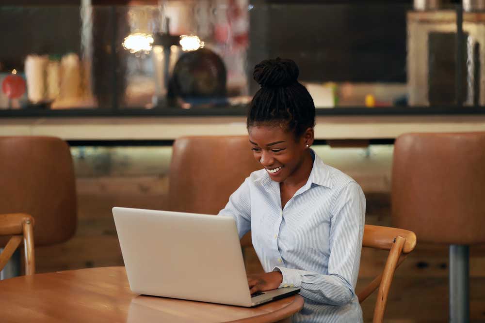 Empreendedora lendo estratégias sobre como vender serviços pela internet