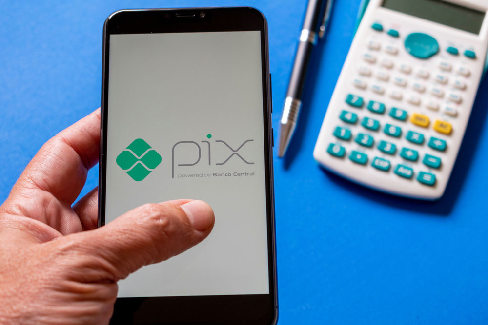 Usuário aproveitando as novidades do Pix para ter uma experiência de pagamento diferenciada no e-commerce. 