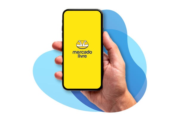 Mão segurando um celular com o app do Mercado Livre na tela.